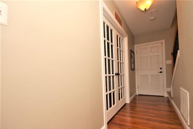 Building Photo - Updated Downtown Frederick Property in prime location available mid August!