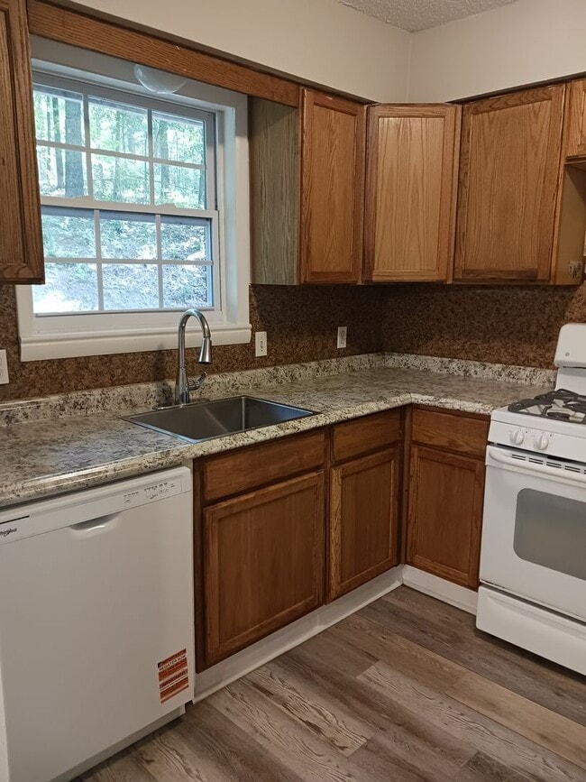 Building Photo - 4 Bedroom Home Available Now!