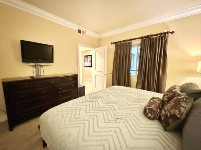 Building Photo - Meridian Luxury 1 Bed/1Bath Condo in Resort Style Community.