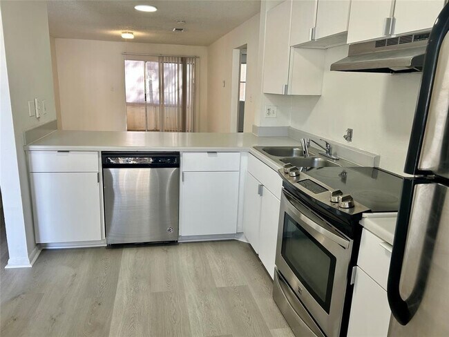 Building Photo - 8104 SW 21st Ct