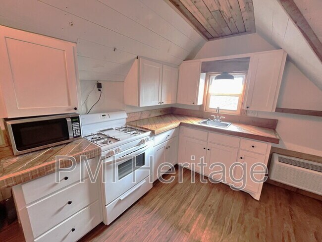 Building Photo - 122 W Pine St