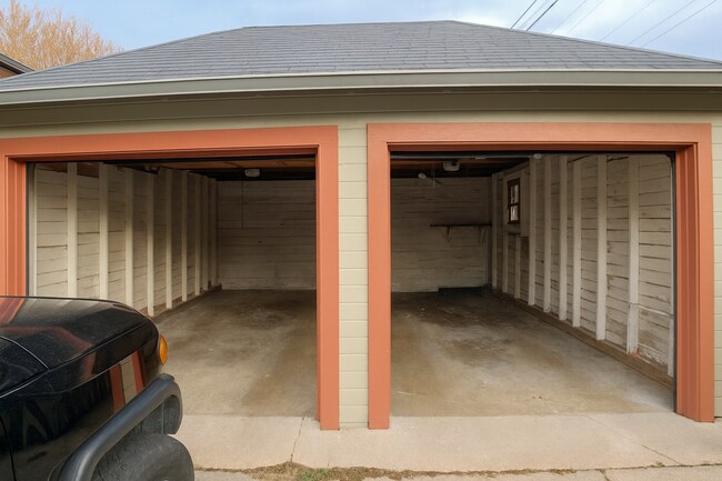 Building Photo - Best located house in West Campus, 6 large bedrooms open floorplan.