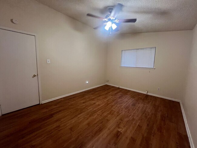 Building Photo - 2/1 with Carport / Fridge / No Carpet /Gas...