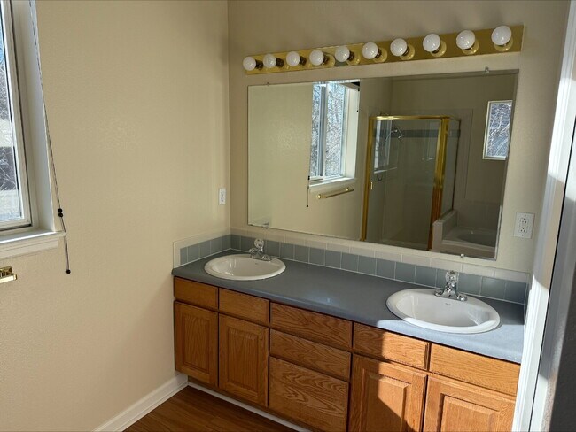 Building Photo - "Spacious 4-Bed, 3-Bath Gem on Franklin Drive – Modern Living in Boulder!"