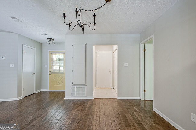 Building Photo - 413 Deergrass Trail