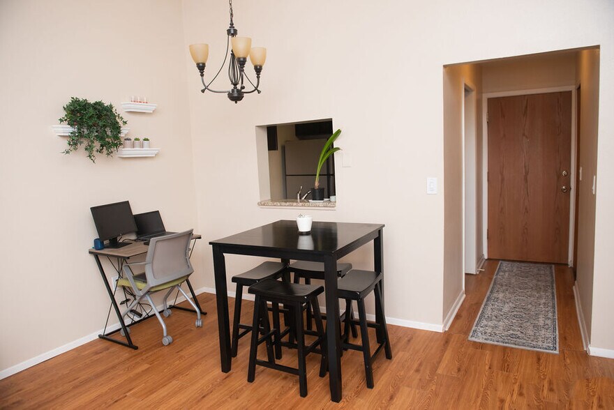 Building Photo - 534 E 7th Ave