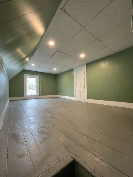 Building Photo - 82 Maple St