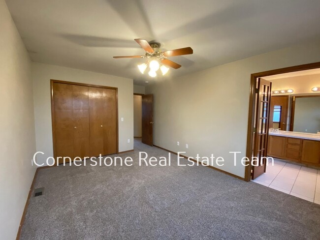 Building Photo - 1345 Coolcrest Dr