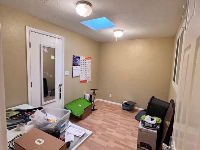 Building Photo - Campbell Duplex: 2 BR 1 BA with Garage & W...
