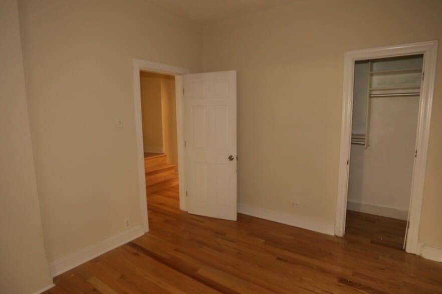 Building Photo - 549 W Surf St