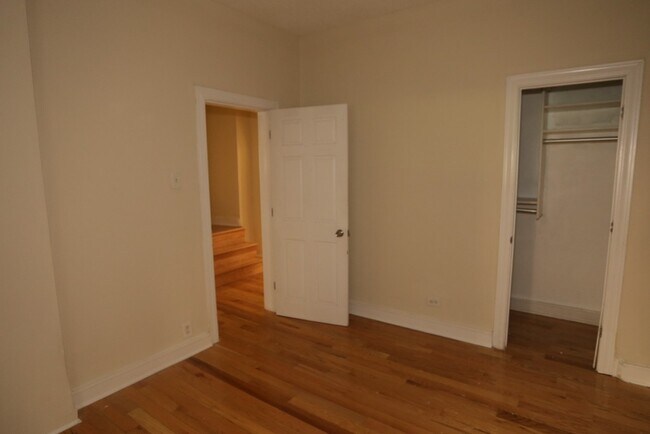 Building Photo - 549 W Surf St