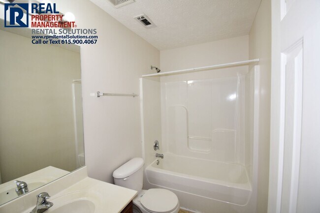 Building Photo - Beautiful Smyrna townhome less than 1 mile...