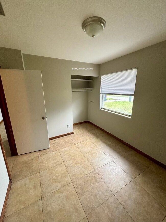 Building Photo - 10235 Elmhurst Dr