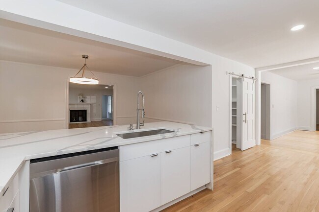 Building Photo - Sheek Updated Home With Pool!