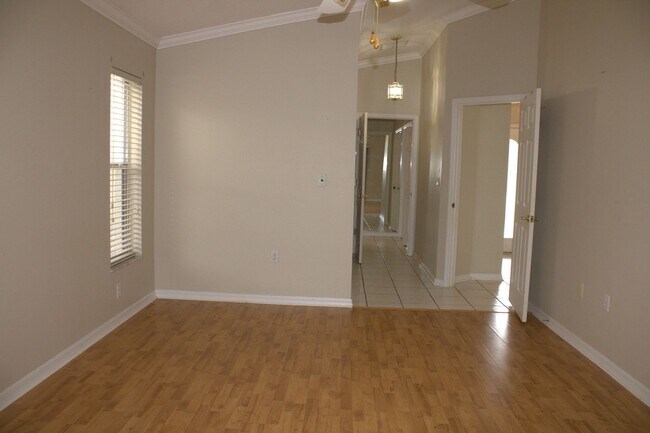 Building Photo - 3/2/3 Spring Hill Home