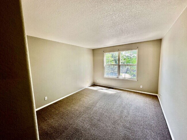 Building Photo - Available Immediately! Charming and cozy townhome in Thornton!