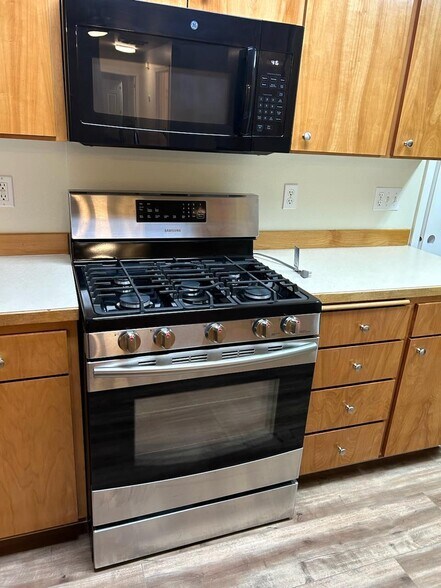 Samsung Range - 1923 NE Derek Dr