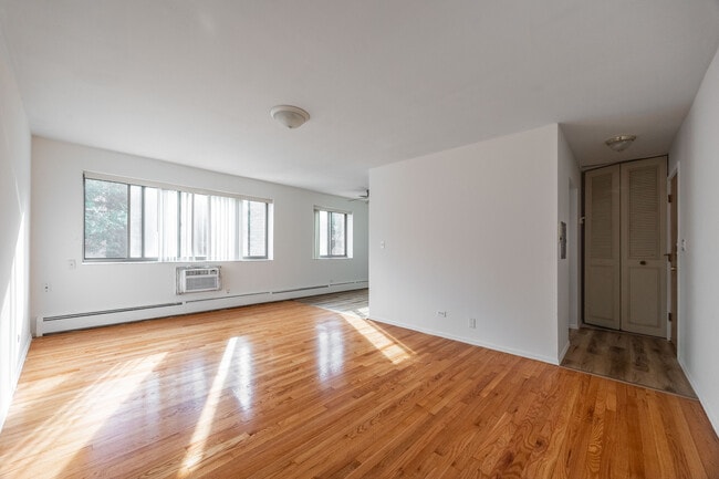 Building Photo - 6250 N Kenmore Ave