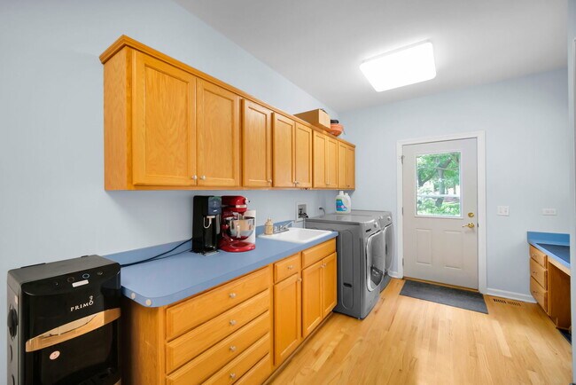 Building Photo - 36W244 Fieldcrest Dr