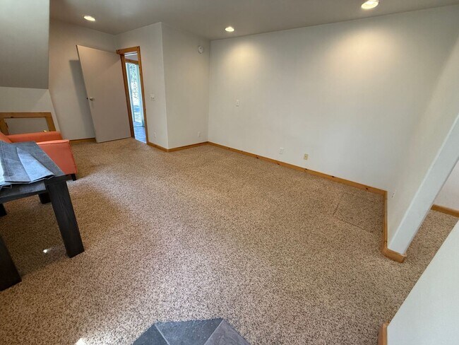 Building Photo - Unique 2 Bed/2 Bath Craftsman on Bend's We...
