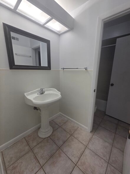 Bathroom - 2581 Countryside Blvd