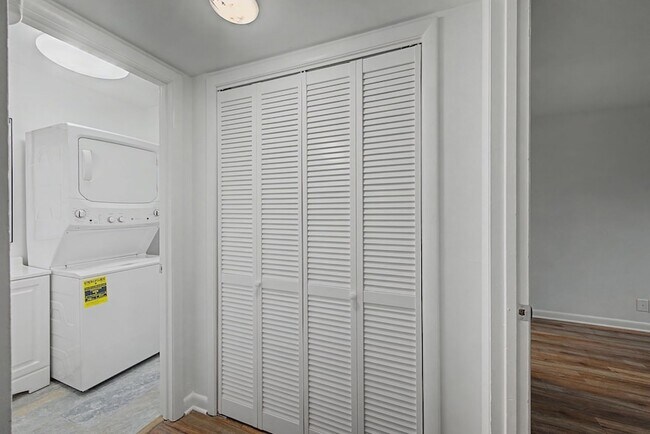 Building Photo - 420 Walton Ln