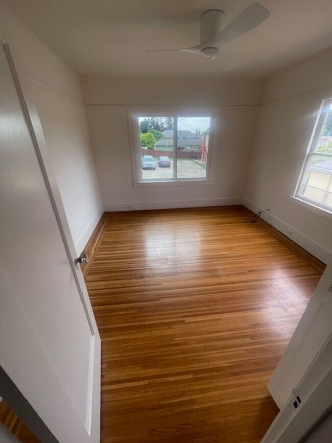 Building Photo - Great House in Oakland! 2 Beds, 1 Bath