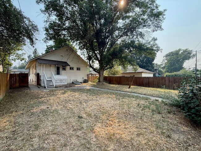 Building Photo - 1520 W 11th Ave