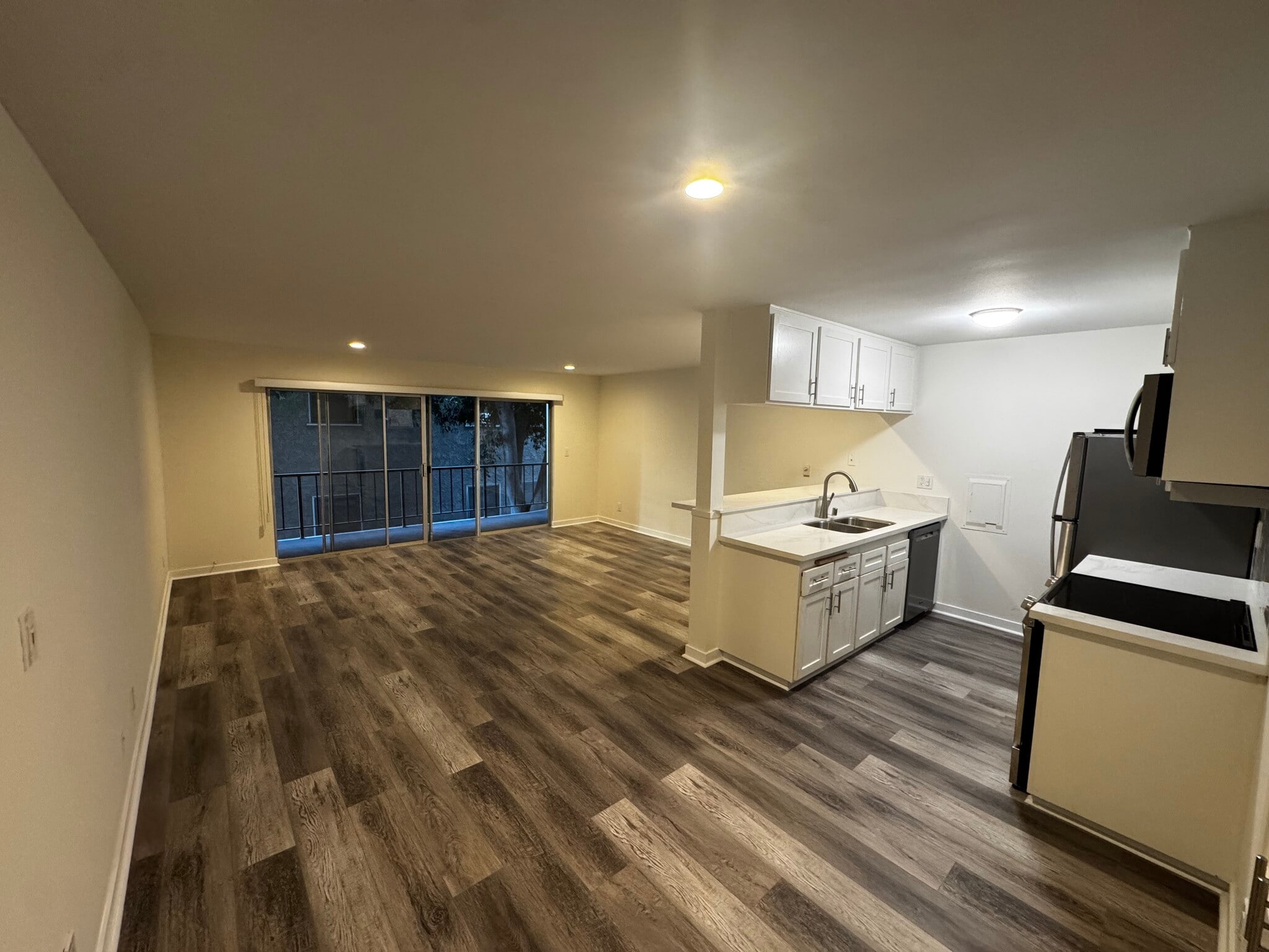 Living room/kitchen - 280 Molino Ave