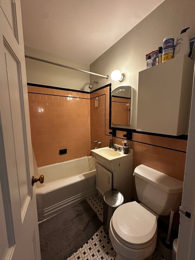 Building Photo - Bright & Spacious 1-Bedroom Top-Floor Apar...