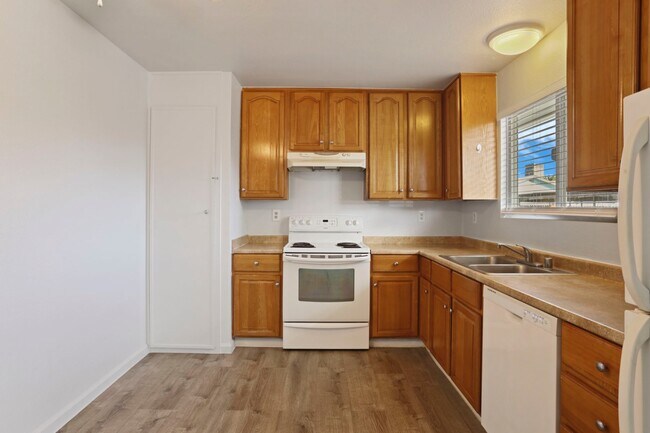 Building Photo - 111 N Walnut Ave