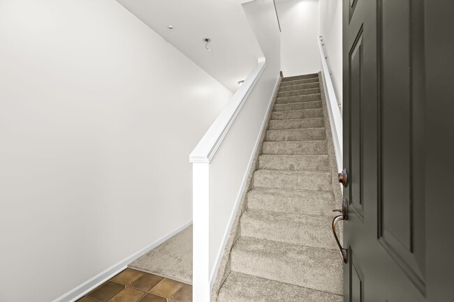 Building Photo - MOVE IN READY 2 BED 2 BATH!