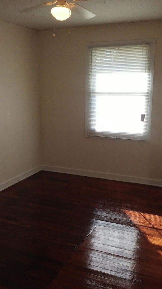 Building Photo - 402 Seymour St