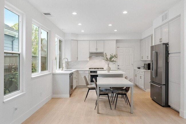 Building Photo - 142 Monaco Dr