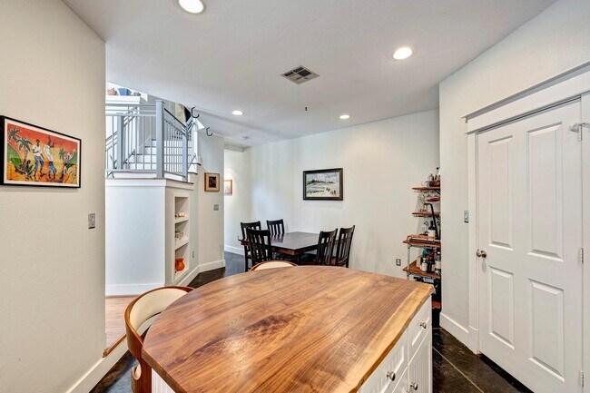 Building Photo - 511 W 22nd St