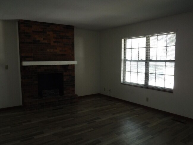 Building Photo - 1612 Pat Dr