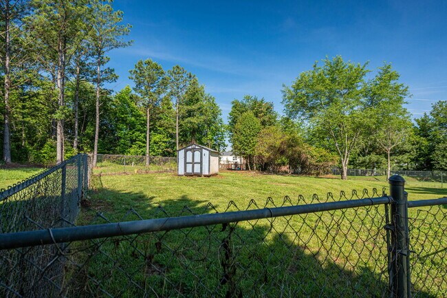 Building Photo - Remarkably Renovated Ranch in the Heart of Maiden!