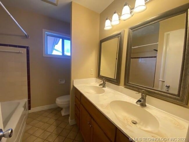 Building Photo - Mid-town Gem where comfort meets convenien...