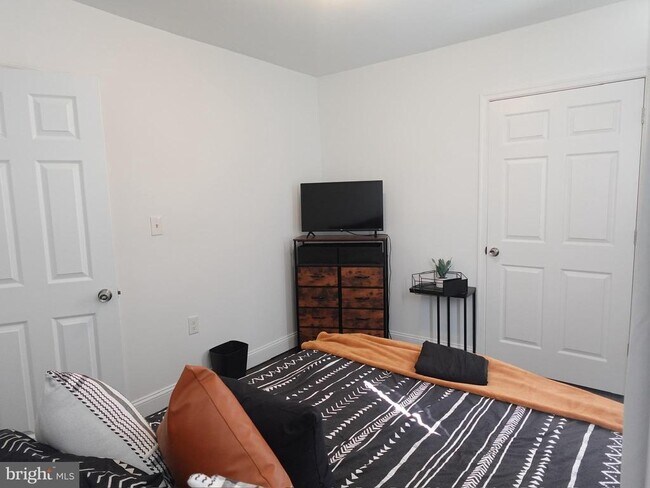 Building Photo - 6139 Larchwood Ave