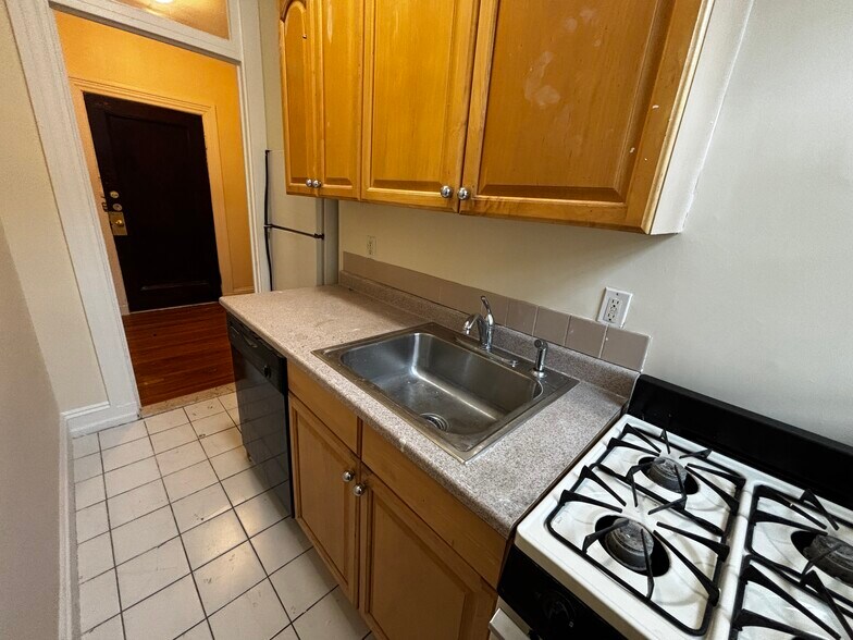 Building Photo - 18 Glenville Ave