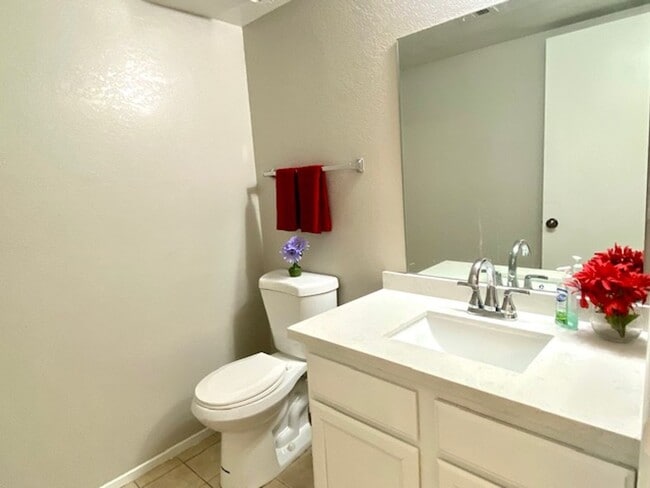 Building Photo - Renovated townhome features 2 Beds and 1.5...