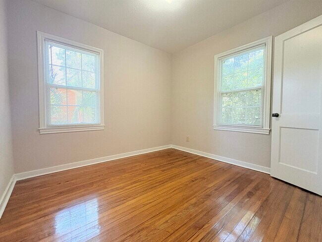 Building Photo - 606 Collins Dr
