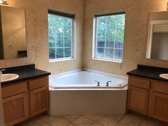 Building Photo - Beautiful 3 Bedroom 2 Bathroom House  **2 Weeks Free Rent**