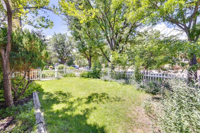 Building Photo - 619 N Corona St