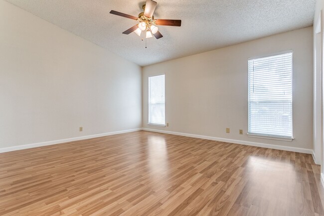 Building Photo - BEAUTIFUL SINGLE STORY HOME IN OAK HOLLOW