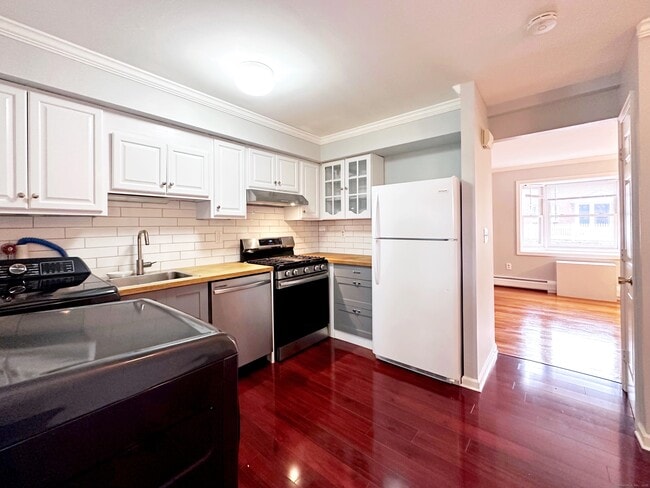 Building Photo - 245 Sunnyridge Ave