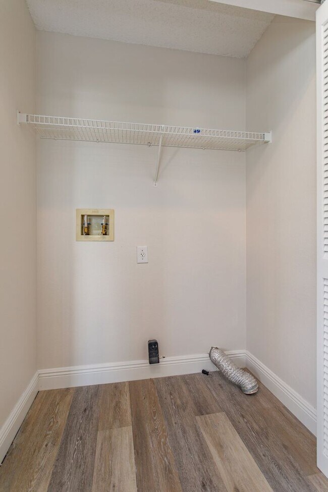 Building Photo - Charming 3-Bedroom Home for Rent in South ...