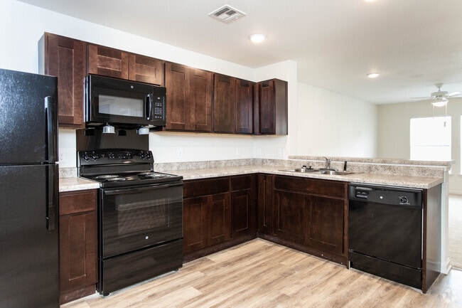2BR, 2BA - 950 SF - Whispering Creek Apartments