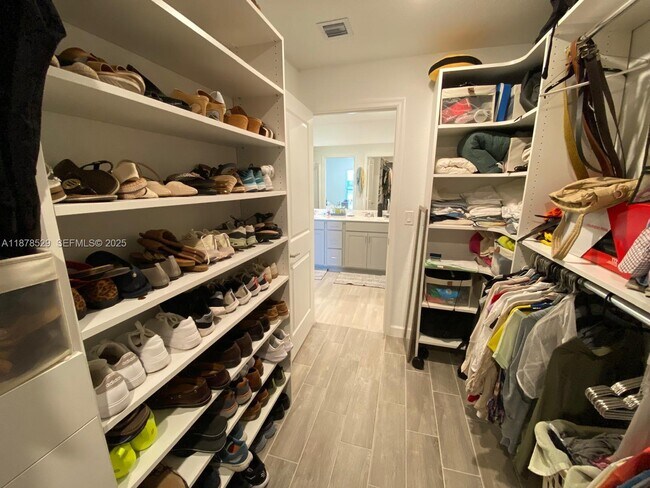 Building Photo - 11060 Middle Strm Dr