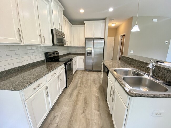 Building Photo - Four-Bedroom Home for Rent in Palmetto Poi...